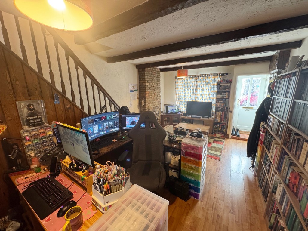 Lot: 28 - FREEHOLD TERRACE HOUSE INVESTMENT - Living room